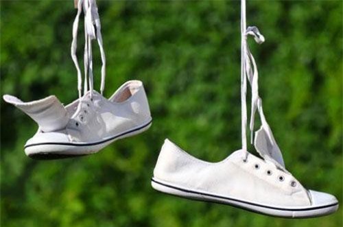 'Thổi bay' vết bẩn dính trên giày chỉ trong vòng một nốt nhạc, ai không biết phí cả đời