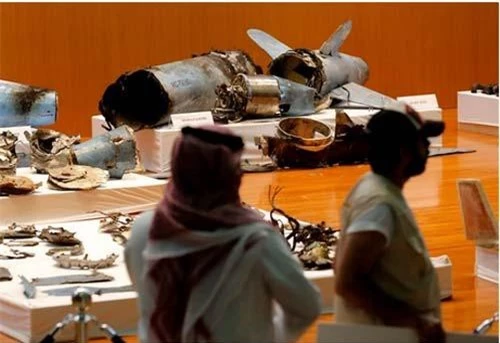Ả rập Xê út trưng bày các mảnh vỡ được cho là của máy bay không người lái và tên lửa hành trình trong vụ tấn công các cơ sở dầu hôm 14/9. (Ảnh: Time)