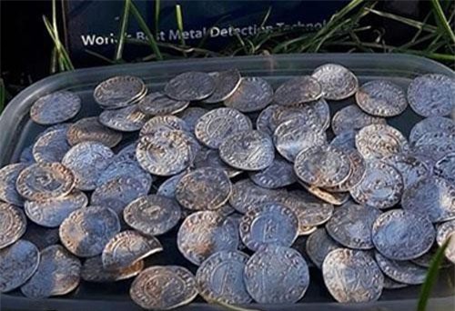 Đi dò kim loại, vợ chồng vớ kho báu hơn trăm tỷ