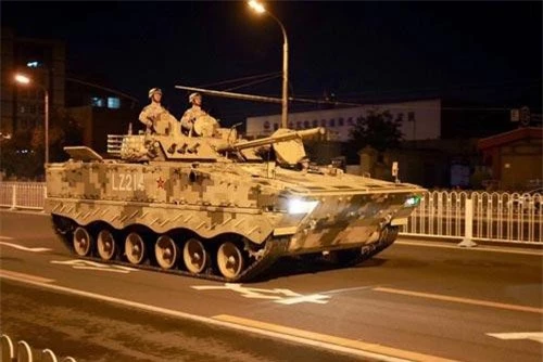Theo RT, loạt hình ảnh khí tài Trung Quốc di chuyển rầm rập giữa đêm trên đường phố Bắc Kinh đã được chia sẻ rộng rãi bởi những người đan mê quân sự và khách du lịch.