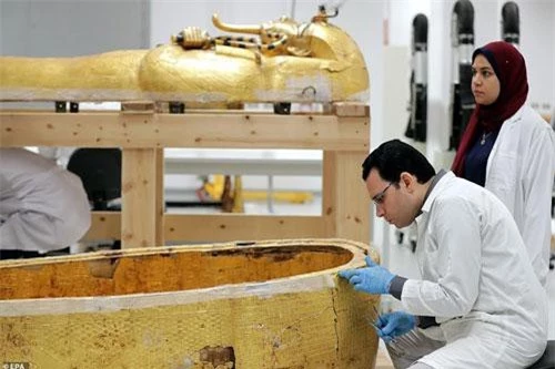 Lần đầu tiên các chuyên gia Ai Cập tiến hành dự án phục hồi quan tài mạ vàng của pharaoh nổi tiếng cổ đại Tutankhamun sau gần 100 năm kể từ khi phát hiện lăng mộ của ông. 