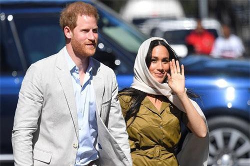 Meghan Markle bị chê kém tinh tế, thua xa chị dâu Kate khi lần đầu tiên đội khăn trùm đầu theo kiểu Hồi giáo