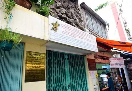 Quán cà phê nằm nép mình trong con hẻm 287/70 Nguyễn Đình Chiểu, quận 3, cùng địa chỉ với một căn hầm bí mật được công nhận di tích lịch sử, văn hóa cấp quốc gia.