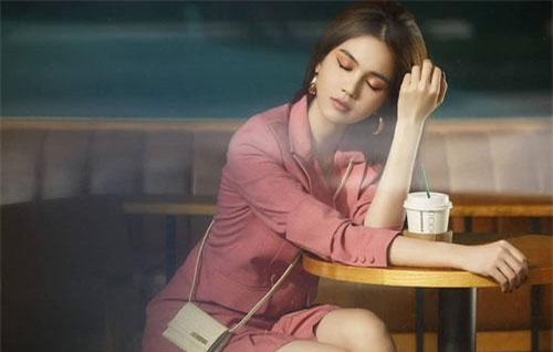 Chẳng khoe quà lại còn hay viết status triết lý, phải chăng Ngọc Trinh và bạn trai đại gia đã đường ai nấy bước?