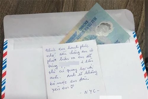 Chiếc phong bì kèm bức thư của anh người yêu cũ gửi tới cô dâu trong ngày trọng đại. Chiếc phong bì kèm bức thư của anh người yêu cũ gửi tới cô dâu trong ngày trọng đại.