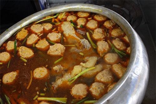 "Điểm mặt" quán bún bò Huế nổi tiếng, có thâm niên lâu đời ở Sài Gòn