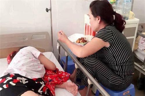 Bức ảnh mẹ chồng chăm con dâu trong viện cùng lời tâm sự khiến MXH "dậy sóng"