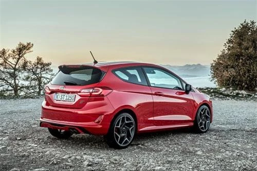 7. Ford Fiesta (doanh số: 163.123 chiếc).