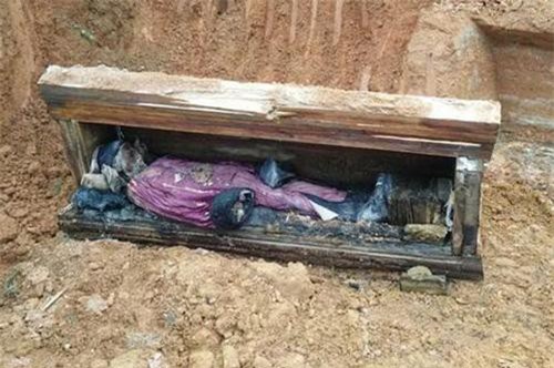 Khai quật ngôi mộ cổ chứa thi thể nam nhân bọc trong quần áo nguyên vẹn, nghi là công tử quý tộc Trung Hoa cổ đại