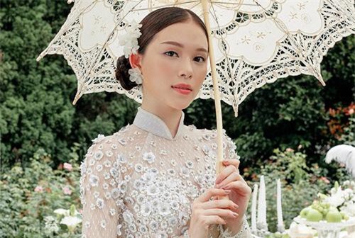 Vừa công khai yêu em chồng Hà Tăng, Linh Rin khoe ảnh mặc áo cưới