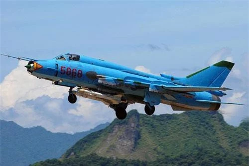 Hiện nay, ngoài các máy bay chiến đấu hiện đại Su-27/30, Không quân Nhân dân Việt Nam vẫn duy trì số lượng lớn các máy bay tiêm kích – bom Su-22 do Liên Xô (cũ) sản xuất. Ảnh: Wikipedia