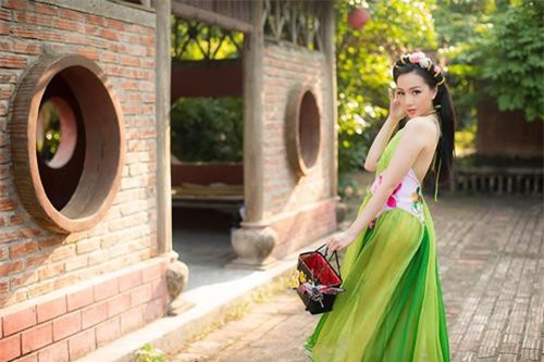 Mê mẩn với body của Băng Di - “vợ ba Bá Kiến“