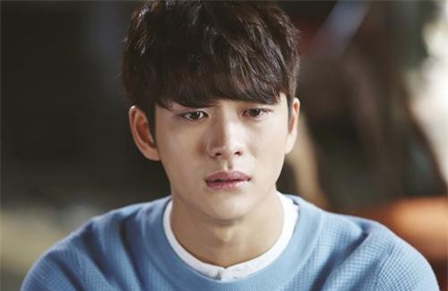 Tiếng hát ru văng vẳng lúc nửa đêm khiến tôi lạnh gáy, nhưng khi nhận ra chị dâu thì bỗng trào lên cảm giác xót xa