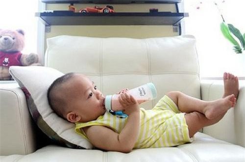 Tổ chức dinh dưỡng Mỹ khuyên cha mẹ không nên cho trẻ dưới 1 tuổi uống loại đồ uống này, dù chỉ là một chút