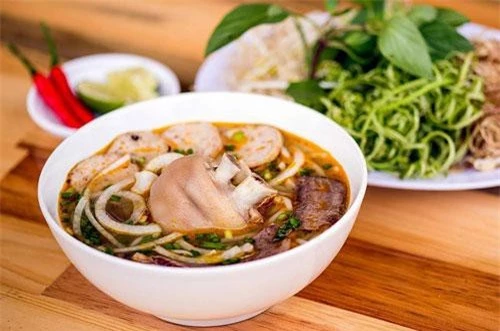 Bún bò Huế.