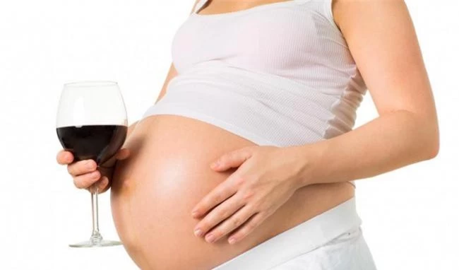 Phụ nữ uống rượu trong khi mang thai, trẻ có nguy cơ: Bác sĩ Hoàng Khánh Toàn, Trưởng khoa Đông y, Bệnh viện trung ương Quân đội 108, cho biết nếu người mẹ uống rượu trong thời gian mang thai, đứa con đó có thể bị khuyết tật về trí tuệ.