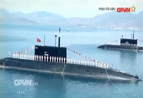 Theo đó những hình ảnh hiếm hoi bên trong tàu ngầm Kilo Việt Nam trong quá trình hoạt động trên biển và cả trong diễn tập bắn đạn thật trong năm 2017, bất ngờ xuất hiện trong phim tàu liệu “Một số hình ảnh huấn luyện diễn tập năm 2017” do kênh truyền hình QPVN sản xuất. Nguồn ảnh: QPVN.