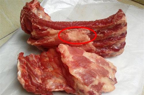 Mua sườn thấy có 3 dấu hiệu này, đến người bán cũng không dám ăn, chớ dại mà mua về