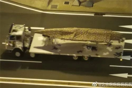 Loại máy bay không người lái mới vừa được Trung Quốc kéo vào Bắc Kinh để chuẩn bị cho cuộc duyệt binh mừng quốc khánh sắp tới được đồn đoán là loại DR-8 có tốc độ siêu âm. Nguồn ảnh: Sina.