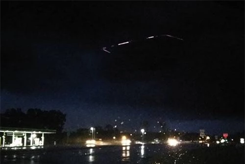 Bức hình UFO bí ẩn của ông Javion Hill. Ảnh: Javion Hill/Facebook. Bức hình UFO bí ẩn của ông Javion Hill. Ảnh: Javion Hill/Facebook.