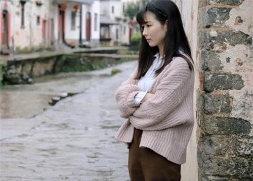 Chị dâu tương lai vừa xuất hiện, tôi vội vàng lấy tay che mắt lại, còn mẹ tôi bảo chị hãy về nhà soi gương trước rồi hãy bước vào cửa