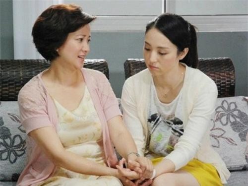 Đưa tiền riêng cho mẹ chồng giữ hộ, nàng dâu chết lặng khi bất ngờ xin lại