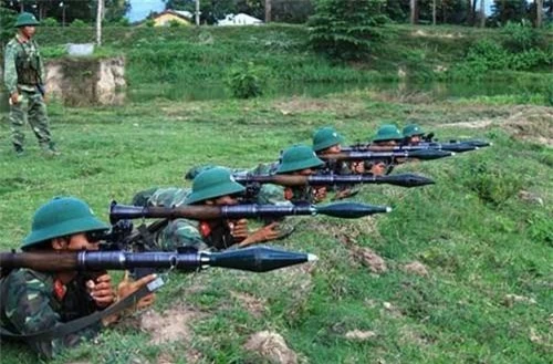 Chiến sĩ Quân đội nhân dân Việt Nam huấn luyện sử dụng súng RPG-7, loại đạn trong ảnh là PG-7V. Ảnh: Quân đội nhân dân.