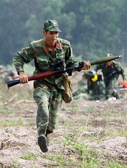  Chiến sĩ Quân đội Việt Nam mang súng RPG-7 lắp đạn PG-7VS. Ảnh: Quân đội nhân dân.