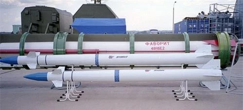 Đạn tên lửa đánh chặn 9M96E (ngắn) và 9M96E2 (dài) trang bị cho tổ hợp phòng không S-350E Vityaz. Ảnh: Ria Novosti.