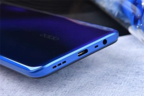 Loa ngoài, cổng USB Type-C, mic thu âm và jack tai nghe dưới cạnh đáy. Loa ngoài, cổng USB Type-C, mic thu âm và jack tai nghe dưới cạnh đáy.