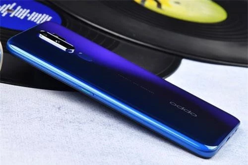 Nút nguồn bên cạnh phải. Nút nguồn bên cạnh phải.