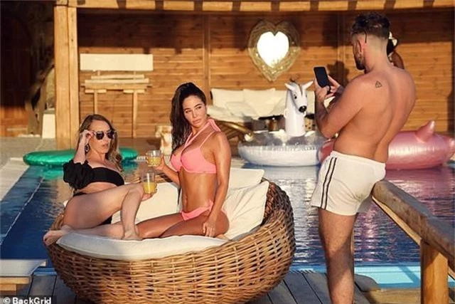 Tulisa đẹp bốc lửa với bikini hồng - 10