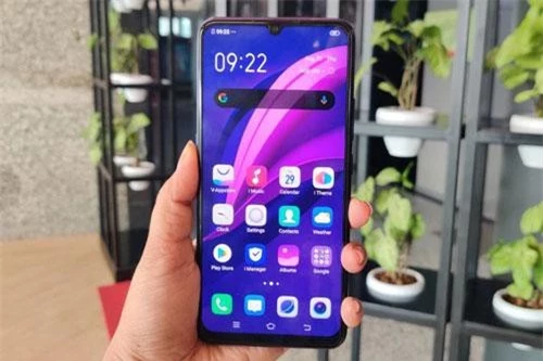 X1x được trang bị tấm nền màn hình Super AMOLED 6,38 inch, độ phân giải Full HD Plus (2.340x1.080 pixel), mật độ điểm ảnh 404 ppi. Màn hình này được chia theo tỷ lệ 19,5:9, chiếm 90% diện tích mặt trước, tích hợp tính năng Always-on.