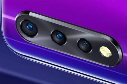 Vivo Z1x sở hữu 3 camera sau. Trong đó, cảm biến chính 48 MP, khẩu độ f/1.8 cho khả năng lấy nét theo pha. Ống kính thứ hai 8 MP, f/2.2 cho góc rộng 120 độ. Cảm biến thứ ba 2 MP, f/2.4 cho phép chụp ảnh xóa phông. Bộ ba này được trang bị đèn flash LED, quay video 4K. 