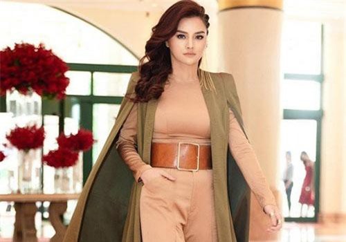 Tr&#x1B0;&#x1EDB;c V&#x169; Thu Ph&#x1B0;&#x1A1;ng, Ng&#x1ECD;c Trinh ch&#x1EB3;ng ng&#x1EA1;i &#x111;&#x1EA5;u kh&#x1EA9;u v&#x1EDB;i c&#x1EA3; d&#xE0;n sao Vi&#x1EC7;t