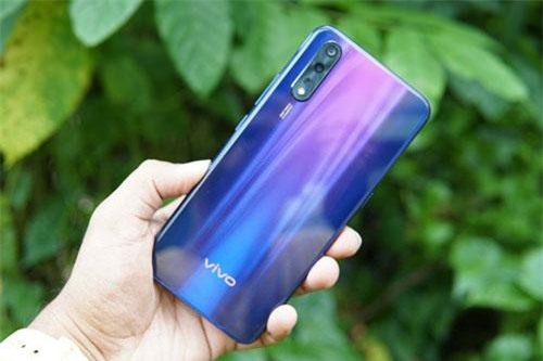 Cận cảnh smartphone 3 camera sau, chip S712, RAM 6 GB, pin 4.500 mAh, giá hơn 5 triệu