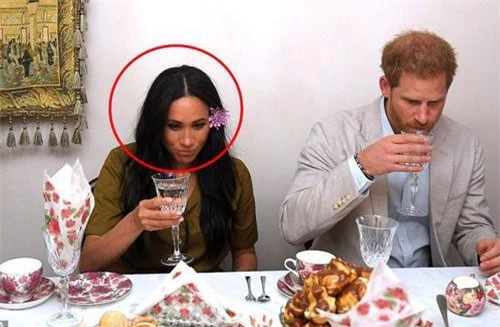 Biểu cảm của Meghan và Hoàng tử Harry khi nhấm nháp thức uống truyền thống của người dân địa phương.