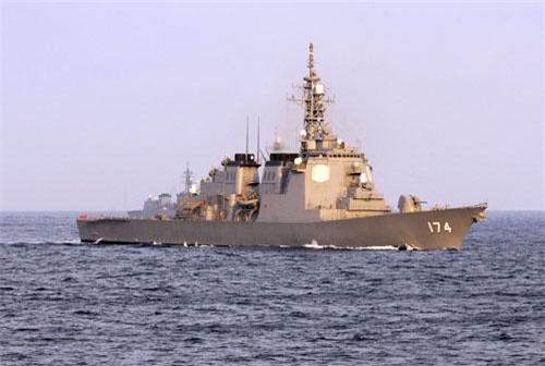 Khu trục hạm tỷ đô của Nhật Bản suýt nữa bị bão nhấn chìm xuống biển