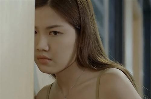 Hoa hồng trên ngực trái: Lộ diện người đàn ông đi với Trà sau khi tiểu tam nghe lỏm được Thái nói chuyện với mẹ