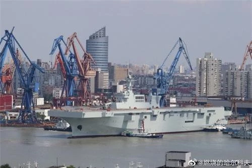 Tàu đổ bộ mang trực thăng Type 075 của Hải quân Trung Quốc. Ảnh: Sina.