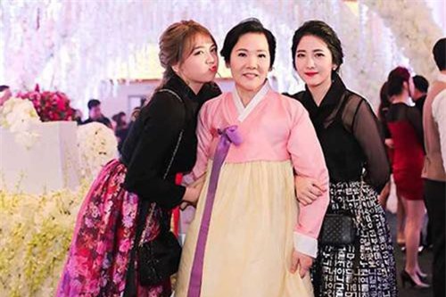 Maria Yoo (phải) và Lydia Yoo (trái) trong đám cưới của chị gái Hari Won.