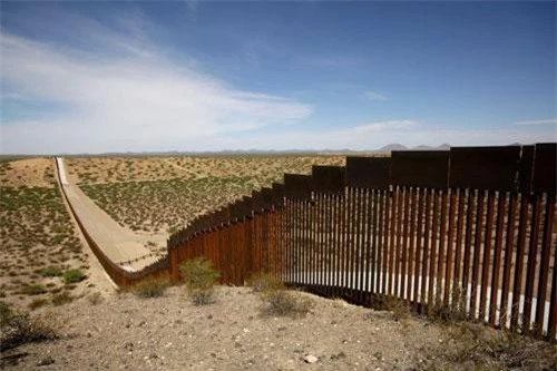 Hôm 18/9 vừa qua, Tổng thống Mỹ Donald Trump đã đích thân thị sát và ký tên mình lên bức tường biên giới Mỹ - Mexico vừa mới được xây dựng. Nguồn ảnh: Twitter.