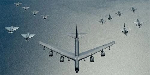 Máy bay ném bom B-52 được gia nhập Không quân Mỹ từ năm 1952 và tới nay, loại máy bay ném bom chiến lược này vẫn là một trong những bộ phận quan trọng nhất của chiến thuật răn de hạt nhân của Mỹ. Nguồn ảnh: BI.