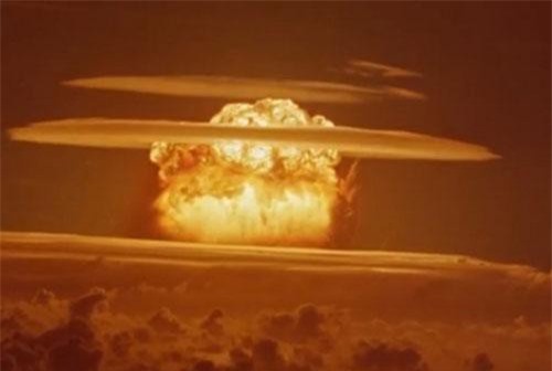 Hình ảnh hiếm hoi về vụ thử hạt nhân Castle Bravo của Mỹ. Ảnh: Daily Star.