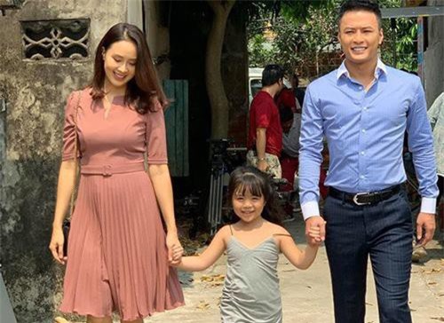 Bất ngờ đăng ảnh dắt con tình tứ, Hồng Diễm 'Hoa hồng trên ngực trái' sắp ly hôn để về chung 1 nhà với Hồng Đăng?