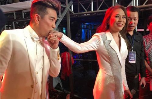 Đàm Vĩnh Hưng khoe ảnh hôn tay Mỹ Tâm: 'Mùi của em không thay đổi'