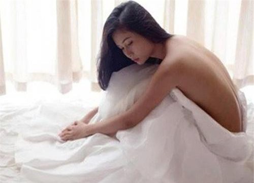 Đêm tân hôn, tôi nằm tủi hận một mình còn chồng chạy vội sang phòng mẹ