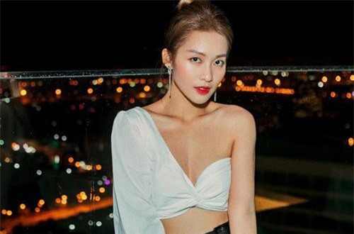 Khả Ngân tự tin diện áo cắt xẻ táo bạo, vòng eo con kiến chiếm spotlight