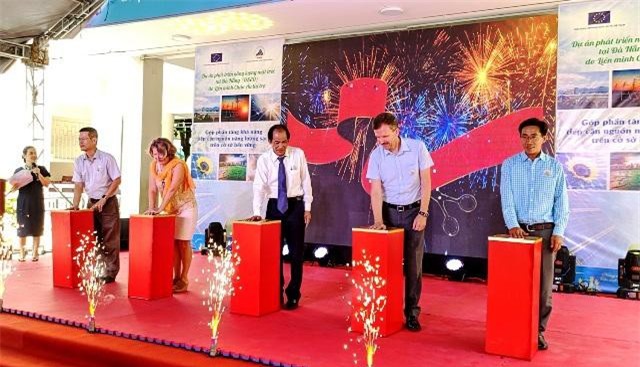 Khánh thành hệ thống điện năng lượng mặt trời lắp mái