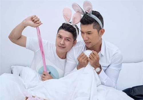 Lương Bằng Quang 'chơi lớn', tung ảnh tình tứ cùng trai lạ rồi tuyên bố cực 'sốc'